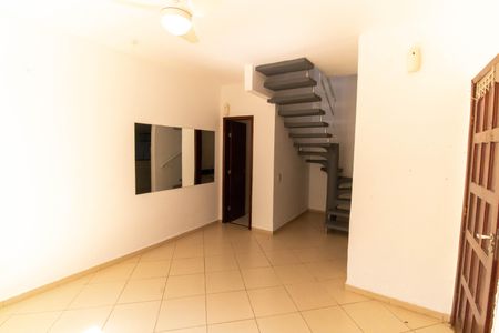 Sala de casa de condomínio para alugar com 2 quartos, 80m² em Maria Paula, São Gonçalo