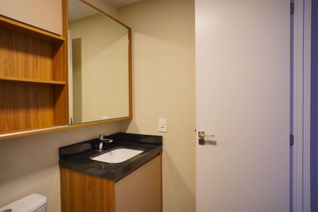 Banheiro de apartamento à venda com 1 quarto, 29m² em Boa Vista, Porto Alegre