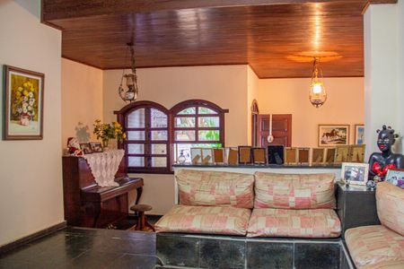 Casa para alugar com 8 quartos, 382m² em Anchieta, Belo Horizonte