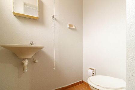 Banheiro Social de casa para alugar com 1 quarto, 8m² em Vila Paiva, São Paulo