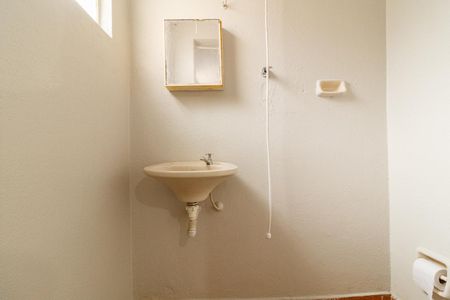 Banheiro Social de casa para alugar com 1 quarto, 8m² em Vila Paiva, São Paulo