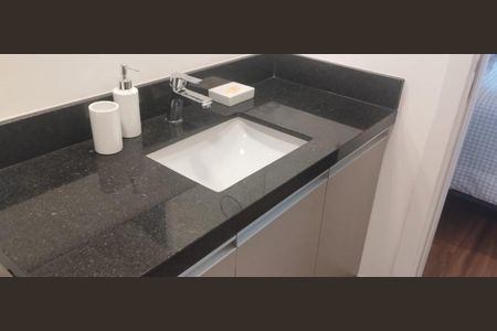 Banheiro de kitnet/studio para alugar com 1 quarto, 40m² em Teresópolis, Porto Alegre