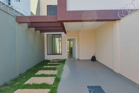 Garagem de casa à venda com 3 quartos, 127m² em Santa Rosa, Belo Horizonte