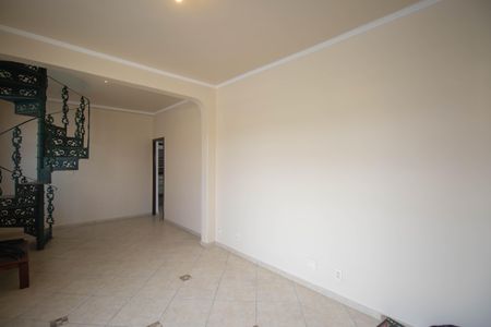 Sala de casa para alugar com 5 quartos, 231m² em Porto Novo, São Gonçalo