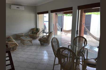 Sala de casa para alugar com 3 quartos, 240m² em Balneario Praia do Pernambuco, Guarujá