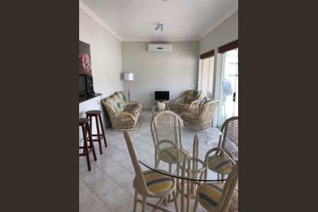 Sala de casa para alugar com 3 quartos, 240m² em Balneario Praia do Pernambuco, Guarujá