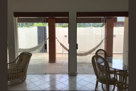 Sala de casa para alugar com 3 quartos, 240m² em Balneario Praia do Pernambuco, Guarujá