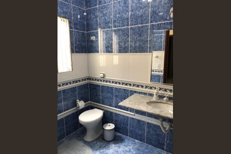 Banheiro de casa para alugar com 3 quartos, 240m² em Balneario Praia do Pernambuco, Guarujá