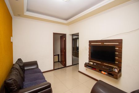 Sala de TV de casa à venda com 5 quartos, 160m² em Sapucaias, Contagem