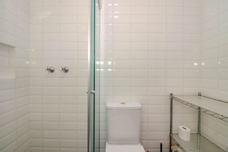 Banheiro de apartamento à venda com 1 quarto, 55m² em Vila Ipiranga, Porto Alegre