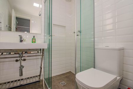 Banheiro de apartamento à venda com 1 quarto, 55m² em Vila Ipiranga, Porto Alegre