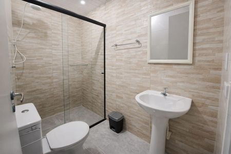 Banheiro de kitnet/studio para alugar com 1 quarto, 25m² em Umuarama, Osasco