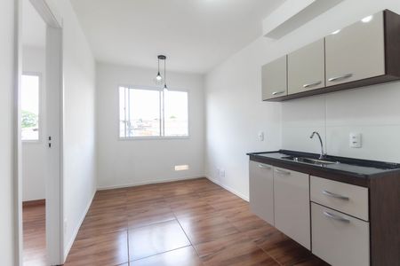 Sala - Cozinha de apartamento para alugar com 1 quarto, 24335m² em Guaianases, São Paulo