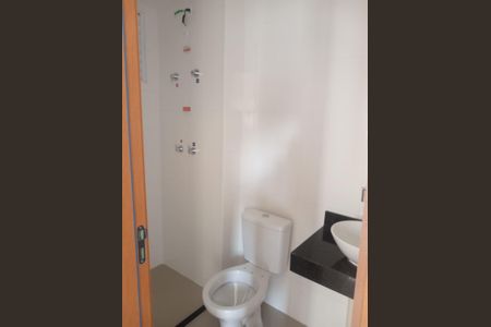 Banheiro de apartamento para alugar com 2 quartos, 32m² em Costa E Silva, Porto Alegre