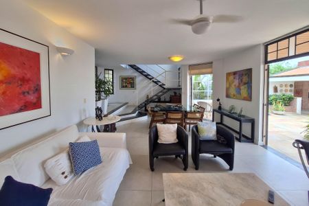 Sala de casa de condomínio à venda com 4 quartos, 250m² em Badu, Niterói