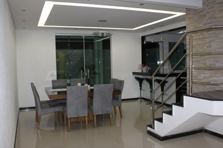 Sala de casa à venda com 3 quartos, 250m² em Europa, Contagem