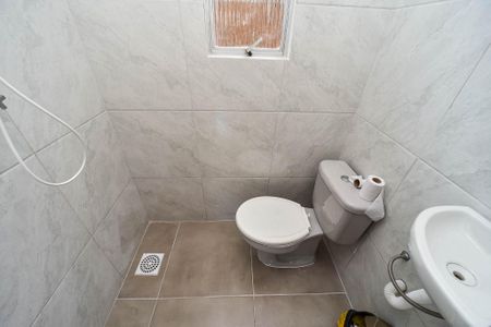 Banheiro de casa para alugar com 1 quarto, 55m² em Jardim Floresta, Porto Alegre