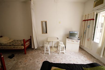 Sala de kitnet/studio para alugar com 1 quarto, 30m² em Canto do Forte, Praia Grande