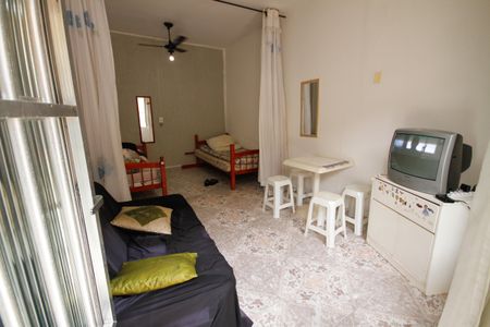 Sala de kitnet/studio para alugar com 1 quarto, 30m² em Canto do Forte, Praia Grande