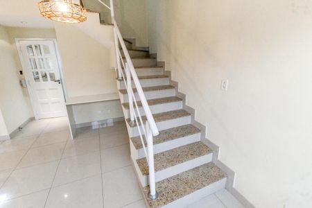 Escada acesso quartos de casa de condomínio para alugar com 3 quartos, 165m² em Jardim Ampliacao, São Paulo