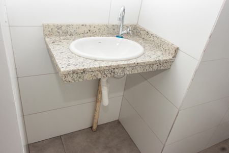 Banheiro de kitnet/studio para alugar com 1 quarto, 20m² em Jardim Domitila, São Paulo