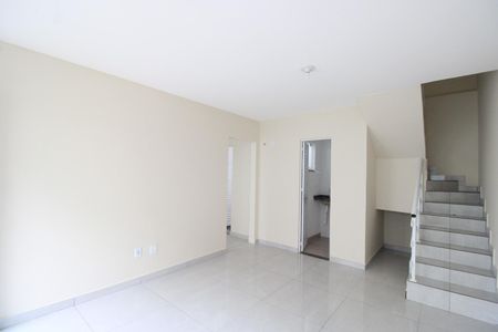 Sala de casa de condomínio à venda com 2 quartos, 70m² em Tanque, Rio de Janeiro