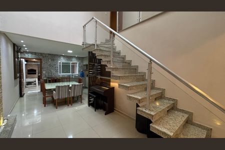 Sala de casa à venda com 3 quartos, 146m² em Vila Cecília Maria, Santo André
