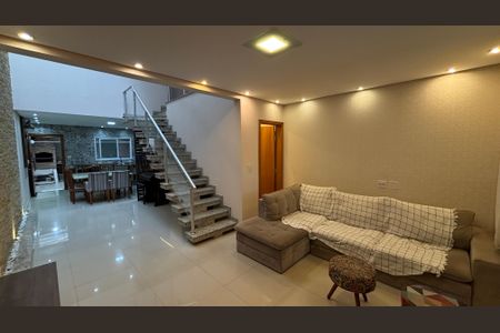 Sala de casa à venda com 3 quartos, 146m² em Vila Cecília Maria, Santo André