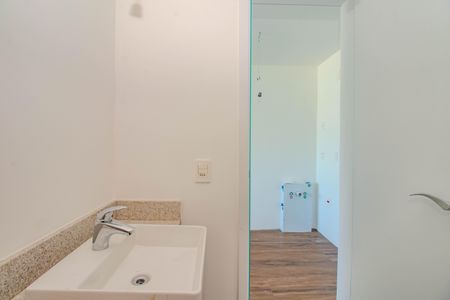 Banheiro de kitnet/studio à venda com 1 quarto, 25m² em Boa Vista, Porto Alegre