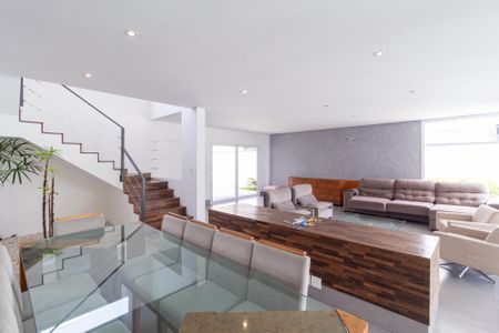 Sala de casa de condomínio para alugar com 4 quartos, 450m² em Terras do Madeira, Carapicuíba