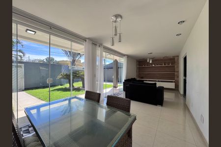 Sala de casa de condomínio à venda com 4 quartos, 480m² em Guaratiba, Rio de Janeiro