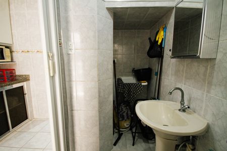 Banheiro de kitnet/studio para alugar com 1 quarto, 35m² em Guilhermina, Praia Grande