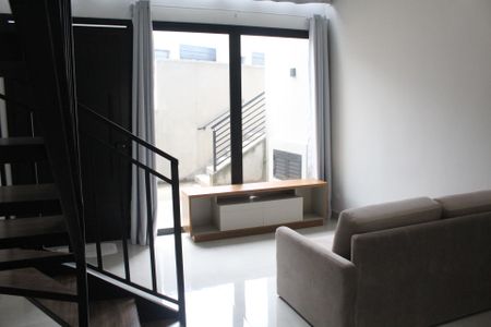 Sala de casa de condomínio para alugar com 2 quartos, 125m² em Parque Frondoso, Cotia