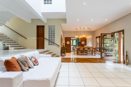 Casa para alugar com 4 quartos, 376m² em Granja Caiapia, Cotia