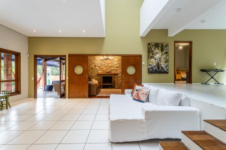 Casa para alugar com 4 quartos, 376m² em Granja Caiapia, Cotia