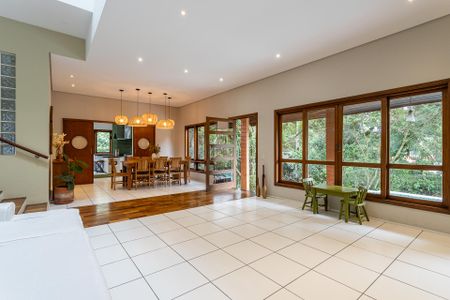 Casa para alugar com 4 quartos, 376m² em Granja Caiapia, Cotia