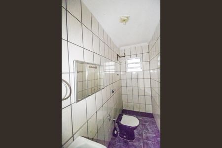Banheiro de kitnet/studio para alugar com 1 quarto, 20m² em Chácara Adriana Aparecida, Carapicuíba