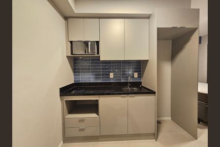 Cozinha de kitnet/studio para alugar com 1 quarto, 27m² em Cidade Monções, São Paulo