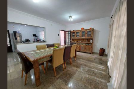 Casa à venda com 4 quartos, 215m² em Jardim Patente Novo, São Paulo