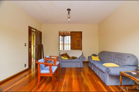 Casa à venda com 4 quartos, 200m² em Santa Efigênia, Belo Horizonte