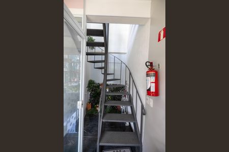 Escada de acesso de kitnet/studio à venda com 2 quartos, 100m² em Alphaville Comercial, Barueri