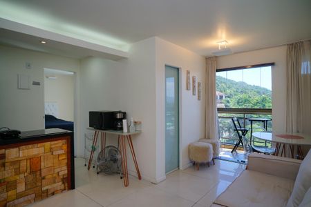 Sala de apartamento à venda com 1 quarto, 65m² em Itaipu, Niterói