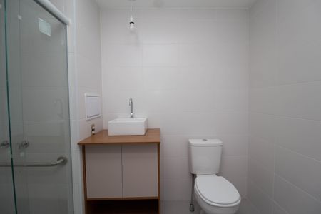 Banheiro de kitnet/studio para alugar com 1 quarto, 27m² em Vila Primavera, São Paulo