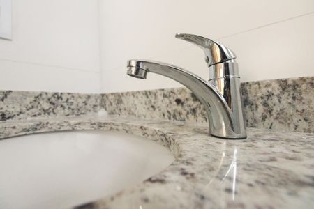 Banheiro de kitnet/studio para alugar com 1 quarto, 19m² em Vila Esperança, São Paulo