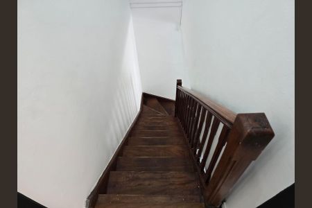 Escada acesso aos Quartos de casa à venda com 2 quartos, 130m² em Vila das Palmeiras, Guarulhos