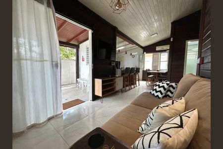 Sala de casa para alugar com 2 quartos, 80m² em Campeche Leste, Florianópolis