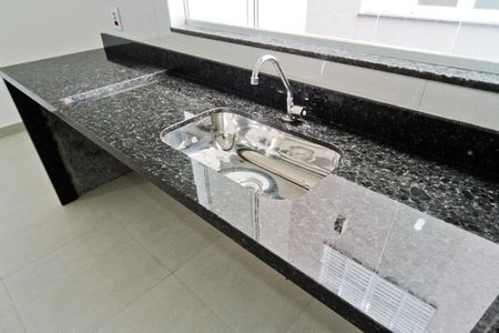 Sala e cozinha de apartamento à venda com 2 quartos, 52m² em Vila Mangalot, São Paulo