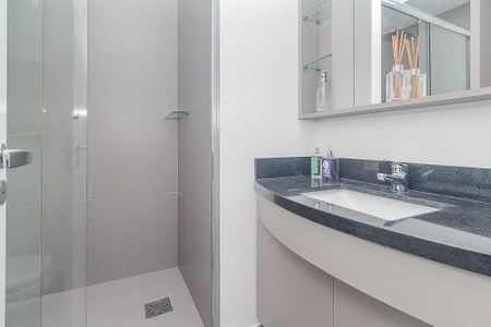 Banheiro de apartamento para alugar com 1 quarto, 38m² em Bela Vista, Porto Alegre