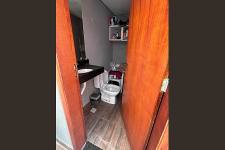 Banheiro de serviço de apartamento à venda com 2 quartos, 80m² em Vila Sacadura Cabral, Santo André