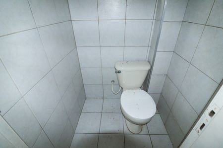 Banheiro de kitnet/studio para alugar com 0 quarto, 30m² em Santana, São Paulo